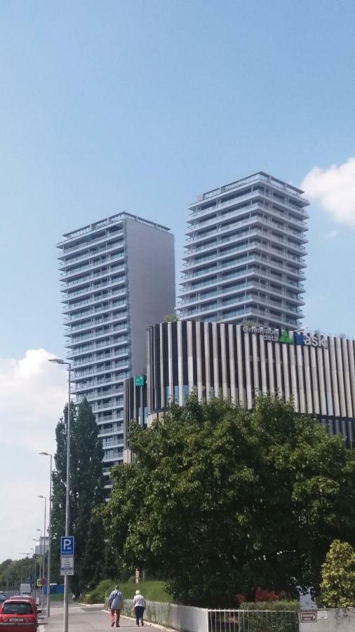 Apartamento H+ Apartman Letiste Praha Exterior foto